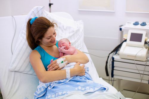 Φυσιολογικός τοκετός: Tα οφέλη για τη μητέρα & το μωρό