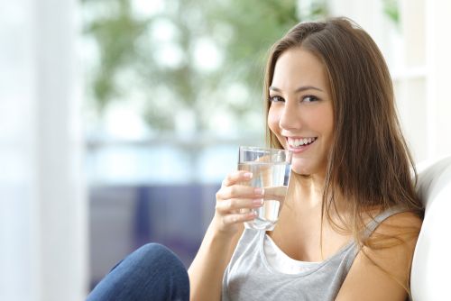 Νερό: Τι θα συμβεί αν πιείτε τη διπλάσια ποσότητα για μια εβδομάδα