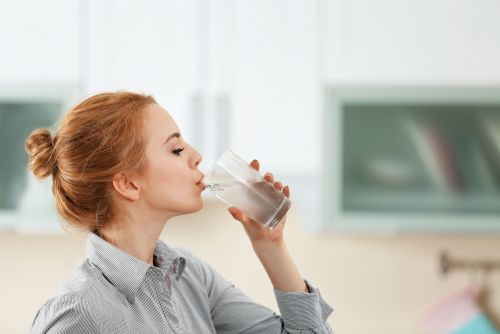 Νερό: Γιατί πρέπει να πίνετε πριν από μια σημαντική συζήτηση;