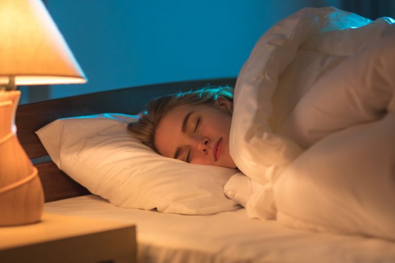 Ύπνος με αναμμένο φως; Οι πιθανές αρνητικές επιπτώσεις για την υγεία μας | vita.gr