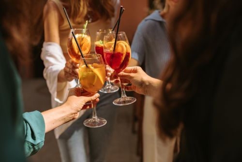 Γυναίκες: Πίνουν περισσότερο αλκοόλ και είναι πιο πιθανό να πεθάνουν απ’ αυτό