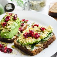 Αβοκάντο toast με τυρί κρέμα και cranberries