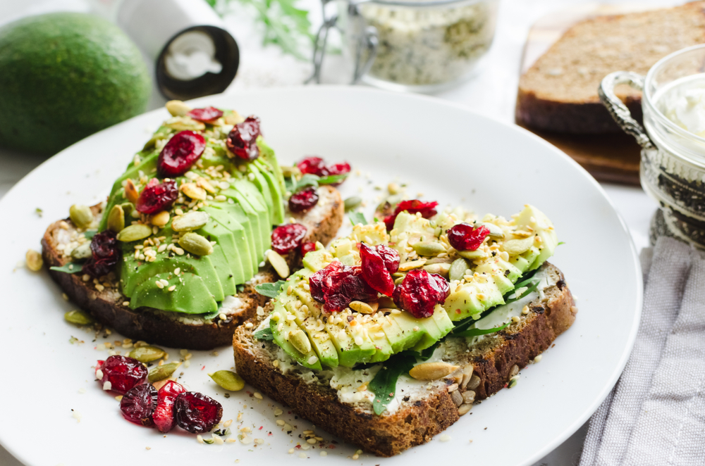 Αβοκάντο toast με τυρί κρέμα και cranberries