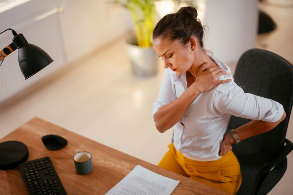 Πόνος στον αυχένα και την πλάτη; Πώς να τον αντιμετωπίσετε αν εργάζεστε απ’ το σπίτι