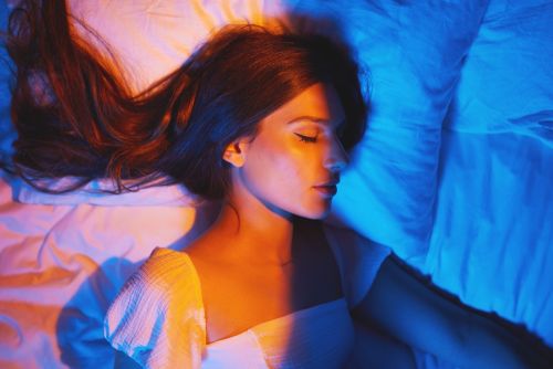 Ύπνος: Πόσο επιβλαβές είναι να κοιμόμαστε με το φως ανοιχτό;