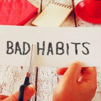 Κακές συνήθειες: Το «κόλπο» για να τις κόψετε είναι πιο απλό απ’ όσο νομίζετε