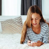 Έφηβα παιδιά: Βλάπτουν τελικά τα social τον εγκέφαλό τους;