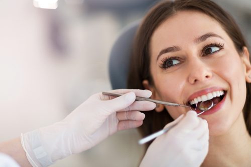 Οδοντίατρος: Όσα πρέπει να σταματήσετε να κάνετε στα checkup σας