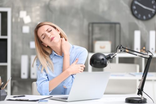 Πόνος στον αυχένα: Μήπως πάσχετε από… tech neck;