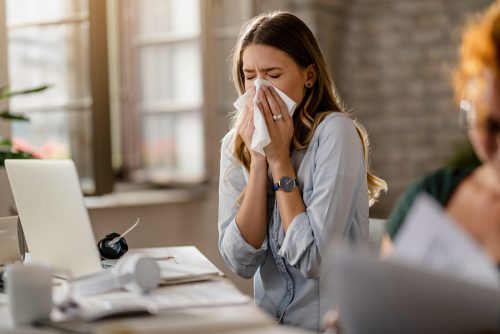 Υγεία: Πόσο καιρό είστε μεταδοτικοί αφού κολλήσετε έναν ιό;