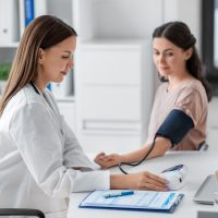 Γιατροί: Σας προκαλούν άγχος; Μπορεί να έχετε το «σύνδρομο λευκής ποδιάς»
