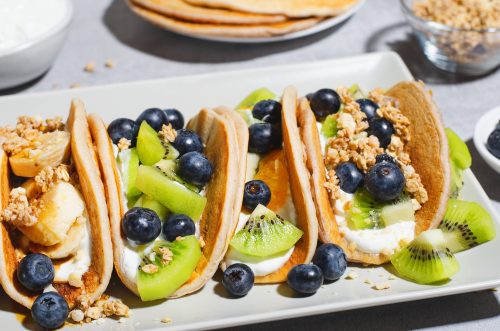 Pancake «tacos» με γιαούρτι και φρέσκα φρούτα