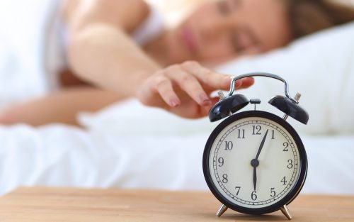 Ύπνος: Τελικά τι συμβαίνει στο σώμα όταν πατάμε «αναβολή» στο ξυπνητήρι;