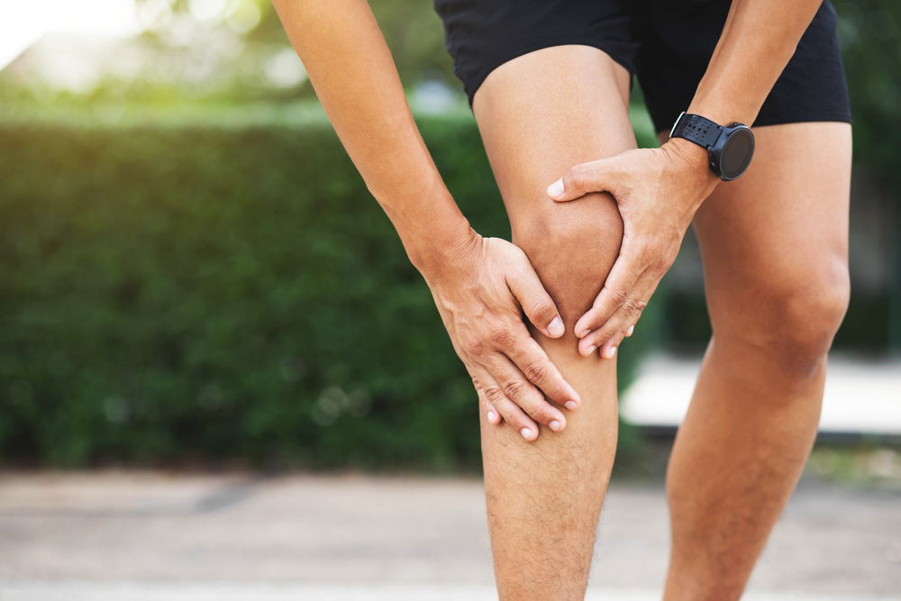 Πόνος στο γόνατο: Μπορούν να τον μειώσουν οι ασκήσεις... χεριών;