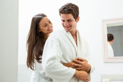 Υγεία: Κινδυνεύει αν μοιράζεστε την πετσέτα με τη σχέση σας
