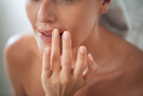 Σκασμένα χείλη: Τι τα προκαλεί και tips για να απαλλαγείτε