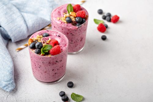 Smoothie με κεφίρ, μούρα και δυόσμο