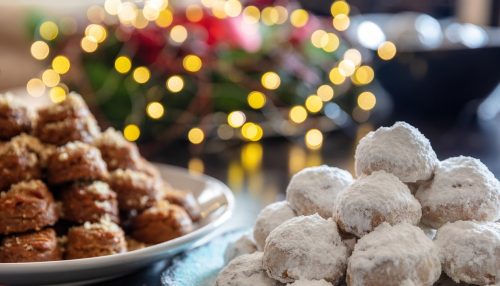 Χριστούγεννα: Το μελομακάρονο ή ο κουραμπιές υπερτερεί διατροφικά;