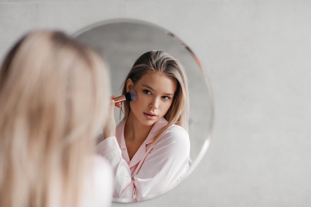 Μακιγιάζ: Ποια η διαφορά ανάμεσα στο bronzer με το contour και πώς τα εφαρμόζουμε σωστά;