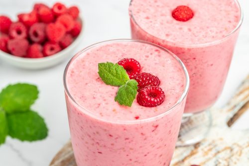 Smoothie με μάνγκο, αβοκάντο και σμέουρα