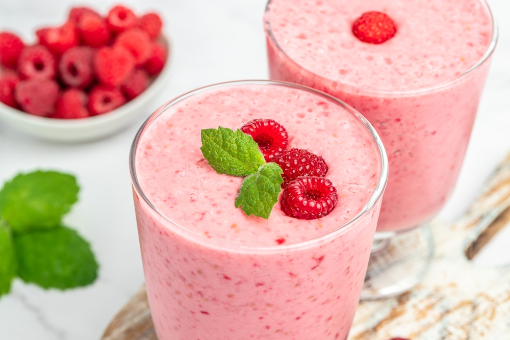 Smoothie με μάνγκο, αβοκάντο και σμέουρα