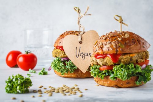 Vegan «πρόχειρο» φαγητό: Δεν είναι πιο υγιεινό από το κρέας, σύμφωνα με μελέτη