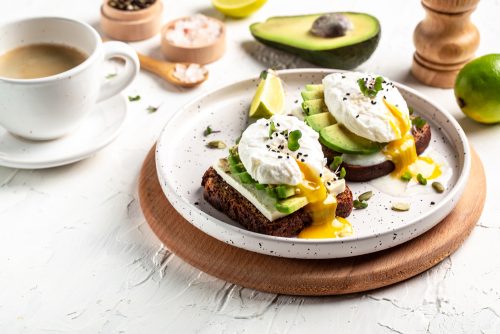 Αβοκάντο toast με αβγά ποσέ και φέτα