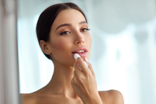 Σκασμένα χείλη: Μήπως φταίει το lip balm σας;