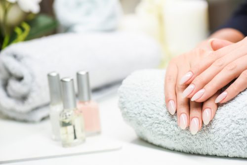 Νύχια: Το naked french manicure είναι ό,τι πιο κομψό θα δοκιμάσετε