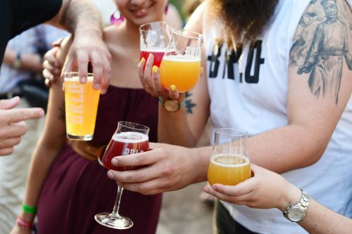YumTales: Εμπλουτίζει το portfolio της με δύο νέα brands ποτών χαμηλού αλκοόλ, την μπύρα BRLO και τα ready-to-drink cocktails Punch Club
