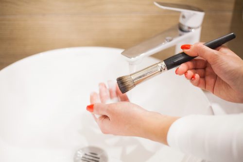 Πινέλα μακιγιάζ: Εσείς γνωρίζετε πόσο συχνά πρέπει να τα καθαρίζετε και πώς;