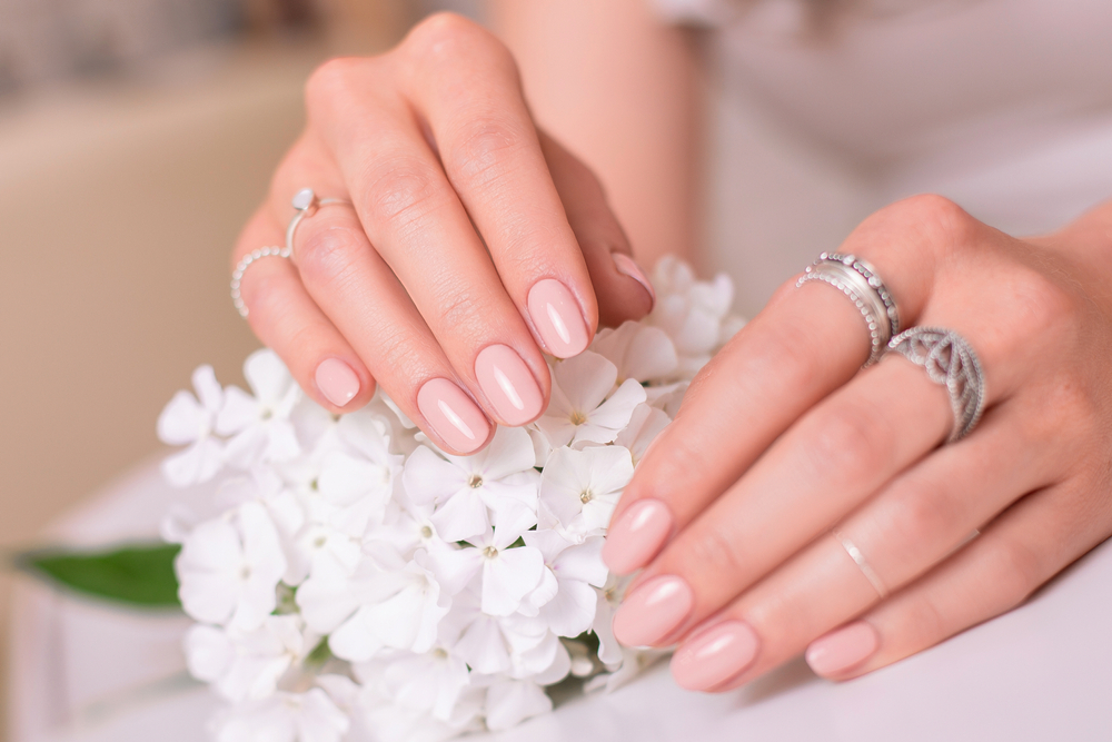 Nail tints: Ο πιο εύκολος τρόπος για νύχια περιποιημένα και σούπερ glossy… από τα χεράκια σας!