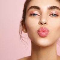 Lip blurring: Η ιδανική τεχνική στο μακιγιάζ χειλιών για τις ζεστές καλοκαιρινές μέρες