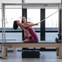 Pilates: Πώς τα δημοφιλή κρεμάσματα (hanging) βοηθούν το σώμα μας