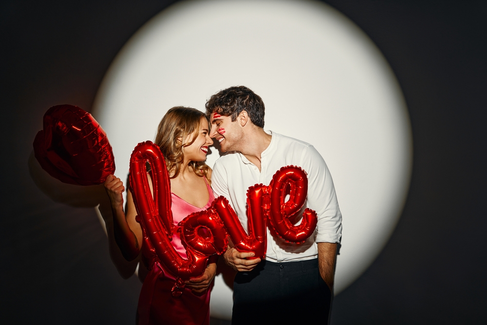 Έρωτας με το… πρώτο φιλί: Καλά νέα για τους «αθεράπευτα» ρομαντικούς