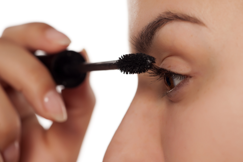 Δακρύζουν συνέχεια τα μάτια σας και χαλάνε το μακιγιάζ; 7 makeup hacks για να το αντιμετωπίσετε