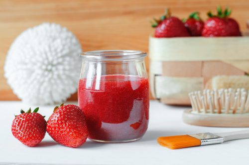 Σας περίσσεψαν φράουλες; 3+1 πανεύκολες DIY μάσκες για να δοκιμάσετε