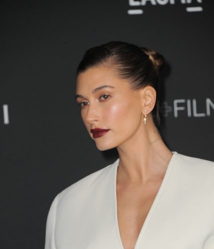 Slicked-back σινιόν: Πώς θα αποκτήσετε βήμα-βήμα το signature χτένισμα της Hailey Bieber