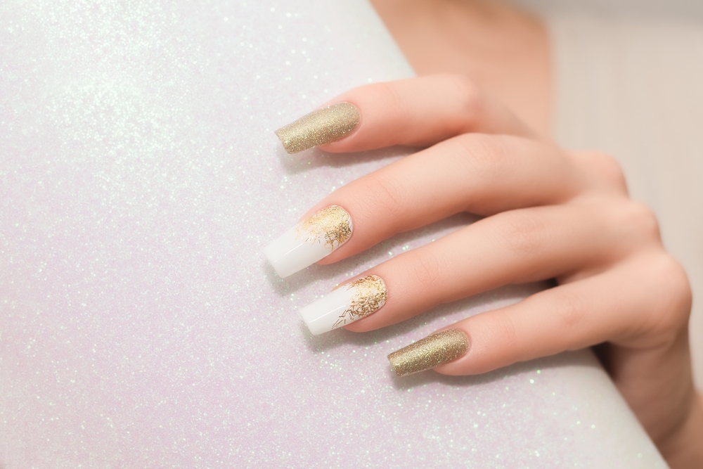 Mixed-metal nails: Η νέα hot τάση στο μανικιούρ που θα φέρει τη λάμψη στα νύχια σας