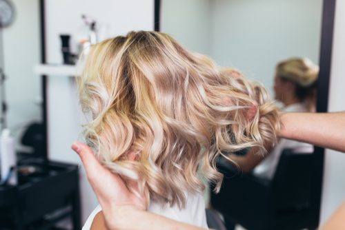 Mob haircut: Το κούρεμα-τάση για τις άνω των 50