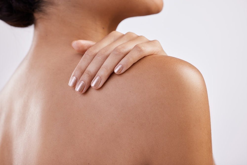 Syrup nails: Η νέα τάση στο μανικιούρ που θα κάνει τα νύχια σας να μοιάζουν με... καραμέλες