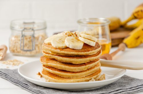 Θρεπτικά pancakes με βρόμη, κακάο και μπανάνα