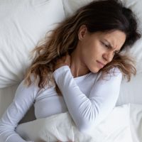 Τι να αποφεύγετε το βράδυ αν παλεύετε με το άγχος