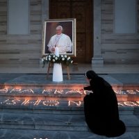 Πάπας Φραγκίσκος: Διάσημοι μοιράζονται μηνύματα αγάπης