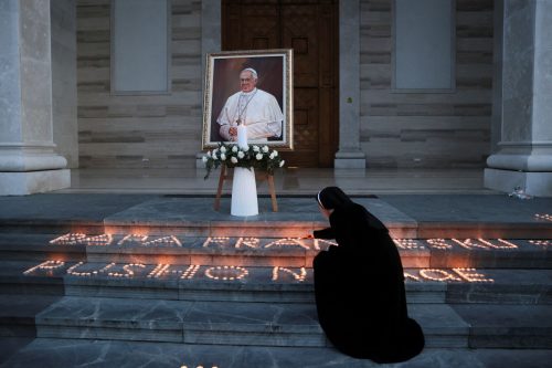 Πάπας Φραγκίσκος: Διάσημοι μοιράζονται μηνύματα αγάπης
