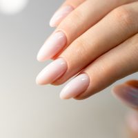 Almond milk nails: Η τάση που φέρνει το quiet luxury στα άκρα σας