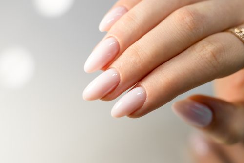 Almond milk nails: Η τάση που φέρνει το quiet luxury στα άκρα σας