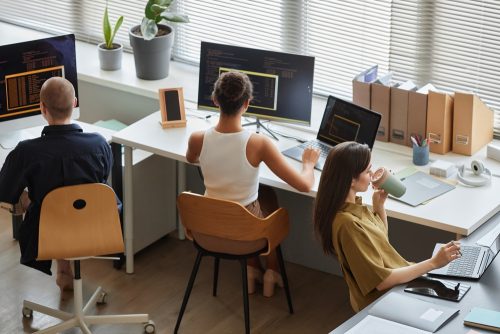 Gen Z: Ένας στους δύο ψάχνει ήδη την επόμενη δουλειά