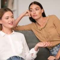 Παθητική επιθετικότητα στη φιλία: Τα 3 “ύπουλα” σημάδια