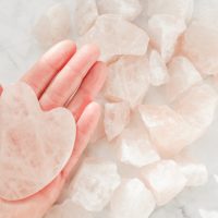 Gua sha: 3 λάθη που κάνετε και πώς θα τα διορθώσετε